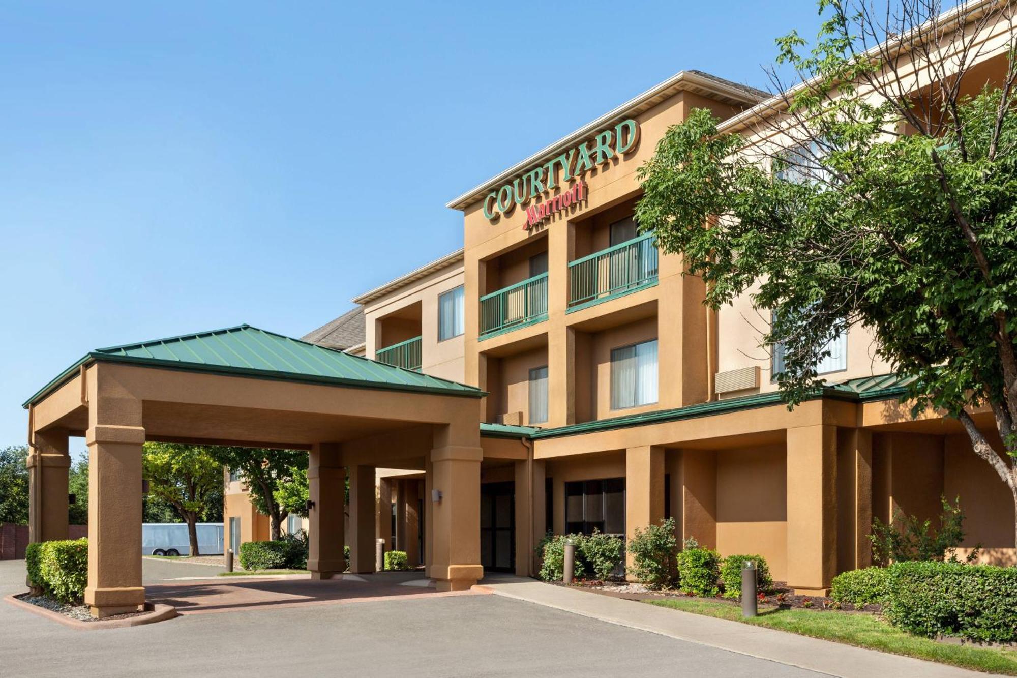 Courtyard Lubbock Hotel Exterior photo